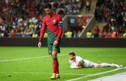 Ronaldo quá vô duyên, Bồ Đào Nha trả giá đắt trước người Tây Ban Nha