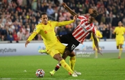 Van Dijk bị chê vì thi đấu quá hiền lành
