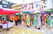 
                Cầu thủ bóng chuyền Thái Lan đội mưa cầu nguyện trước trận xuất quân
            