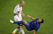VIDEO: Xem lại pha húc đầu kết thúc sự nghiệp của Zinedine Zidane