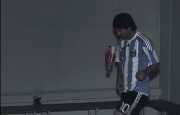 VIDEO: Tâng bóng xưa rồi, Messi giờ đây tâng giày cực điệu nghệ