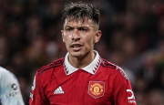 Bất ngờ với lý do Harry Maguire ngồi dự bị, bạn gái Lisandro Martinez cũng góp công?