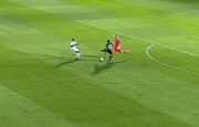 VIDEO: Harry Maguire cũng chào thua với cú phá bóng ngớ ngẩn nhất mọi thời đại này