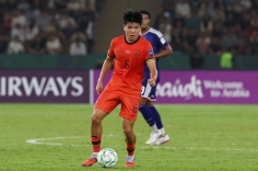 Đội trưởng U23 Trung Quốc đối mặt với hiện thực 'tàn khốc' của bóng đá Anh