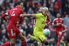 Hòa Tottenham, Liverpool lỡ cơ hội vào top 4