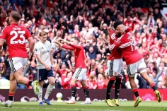 Bruno Fernandes san bắng kỷ lục, MU thắng kịch tính trên sân nhà