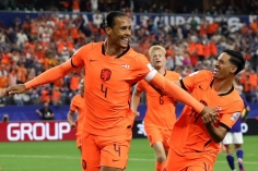 Van Dijk  được vinh danh sau trận hòa kịch tính với Nhật Bản