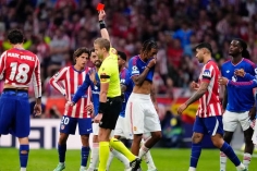 MU trắng tay ở Madrid, chiếc thẻ đỏ định đoạt tất cả