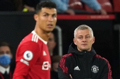Sắp bị sa thải, Solskjaer yêu cầu gặp riêng Ronaldo và 5 trụ cột