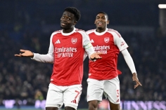 Saka toả sáng, Arsenal bỏ xa Man City 7 điểm tại Ngoại hạng Anh