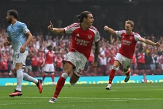 Trực tiếp Arsenal 1-0 Man City: Man City tìm cách đáp trả