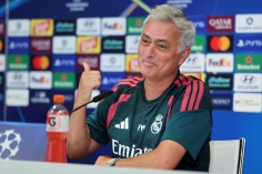 Mourinho dạy cho Hansi Flick bài học nhớ đời tại Camp Nou