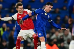 Thắng nghẹt thở Chelsea, Arsenal đặt 1 chân vào chung kết Cúp Liên đoàn