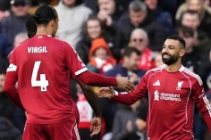 Salah rực sáng, Liverpool áp sát MU trên bảng xếp hạng