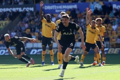 Thắng nghẹt thở, Tottenham vẫn không thoát nổi nhóm xuống hạng