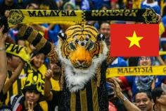 CĐV Malaysia đồng loạt gọi tên Việt Nam sau khi lỡ vé bán kết giải ĐNÁ