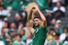 Ghi bàn ở World Cup, người hùng Mexico bật khóc nhớ cha vừa qua đời