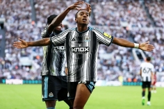 Newcastle hoà khó tin Bournemouth trong trận cầu mưa bàn thắng