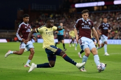 Saka tỏa sáng, Arsenal nhọc nhằn giành điểm tại Ngoại hạng Anh