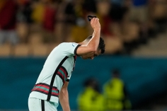 Ronaldo ném băng đội trưởng sau trận thua ĐT Bỉ