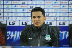HLV Kiatisak bổ sung 'người quen' ở tuyển Thái Lan cho HAGL