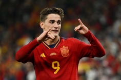 Sao trẻ Tây Ban Nha không thèm buộc dây giày khi thi đấu tại World Cup 2022