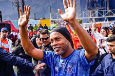 CHÍNH THỨC: Ronaldinho trở lại thi đấu chuyên nghiệp sau hơn 1 thập kỷ