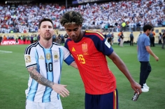 Messi nói gì với Yamal trong khoảnh khắc chuyển giao gây sốt World Cup 2026?