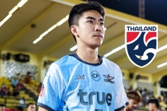 Ghi 2 bàn trong 5 phút, cầu thủ Thái Lan trở thành nhân vật đặc biệt giúp tuyển Việt Nam vô địch