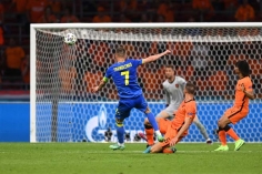 Video bàn thắng Hà Lan 3-2 Ukraina: Kịch bản điên rồ