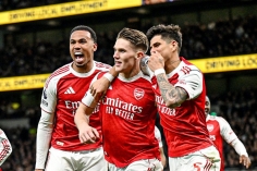 Arsenal dễ dàng hạ Tottenham, tiếp tục cuộc đua vô địch