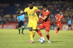 Trực tiếp Hà Tĩnh 0-1 SLNA: Căng thẳng