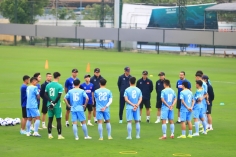 ĐT Việt Nam tập buổi đầu tiên chỉ có vỏn vẹn 10 cầu thủ