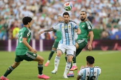 Trực tiếp bóng đá Argentina 0-0 Algeria: Messi suýt ghi bàn
