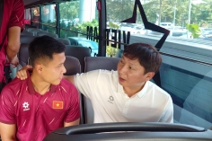 NÓNG: HLV Kim Sang Sik gạch tên trung vệ ĐT Việt Nam ngay khi về nước