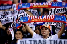 CĐV Thái Lan đồng loạt réo tên ĐT Việt Nam sau khi thắng Lào 5-0