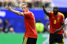 Vì sao De Bruyne ngăn đội y tế vào sân chăm sóc đồng đội Trossard?