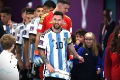 Messi khiến đối thủ nể phục, tự xếp hàng để xin một 'đặc ân'