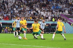 Trực tiếp Argentina 1-0 Úc: Nổ tung cầu trường!