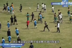 VIDEO: Bóng đá Trung Quốc gặp phải vết nhơ lớn, cầu thủ đuổi đánh trọng tài