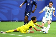 Cả thế giới 'bùng nổ' khoảnh khắc thủ môn Cape Verde khiến Messi bất lực