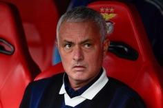 Mourinho gây sốt khi theo dõi trận Real Madrid từ nơi khó tin