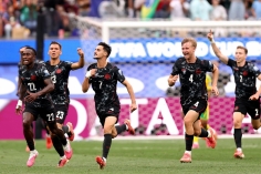 Hạ Nam Phi phút bù giờ, Canada lần đầu vào vòng 1/8 World Cup