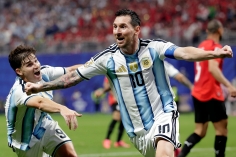 Messi chuộc lỗi, Argentina tạo màn ngược dòng điên rồ vào tứ kết