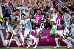 Julian Alvarez lập siêu phẩm, Argentina hẹn Anh ở bán kết World Cup