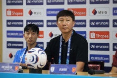 Trực tiếp HLV Kim Sang-sik họp báo trước trận Malaysia - Bán kết AFF Cup 2026