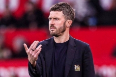 HLV Carrick chỉ trích trọng tài khi MU thua 10 người của Man City