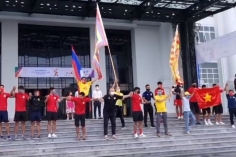 VIDEO: HLV Lào đi tông Lào, trực tiếp cảm ơn tình yêu của CĐV Nam Định