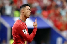 Ronaldo bỏ ngang phỏng vấn vì bị hỏi về Messi