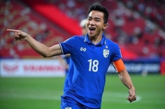 Vừa vô địch AFF Cup, 'Messi Thái Lan' có bến đỗ không ai ngờ
